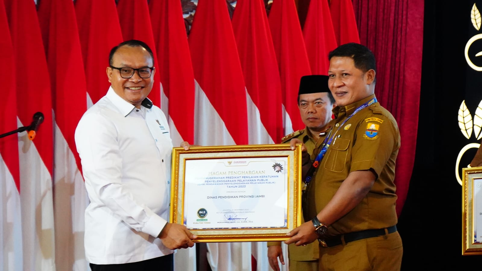 SEKRETARIS DINAS MENGHADIRI PENGANUGERAHAN OPINI PENGAWASAN TAHUN 2024